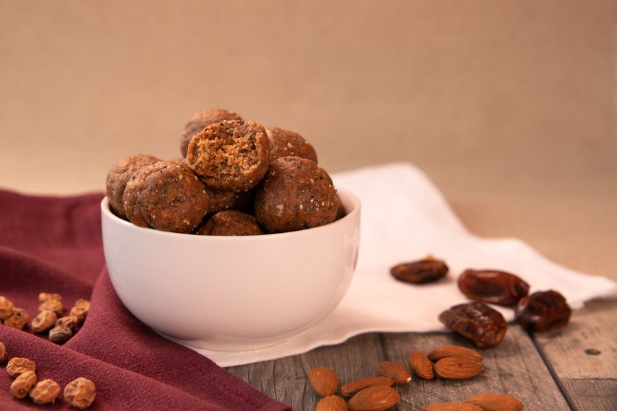 كرات الطاقة بالتمر والجوز والكاكاو